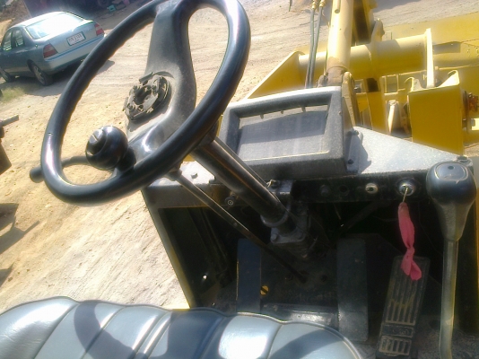 ขายด่วน TCM รถตักล้อยางเอวอ่อน สภาพดีสภาพสวยพร้อมใช้งานได้เลยครับ เครื่องยนต์เป็นแบบ 3 สูบ ช่วงล่างยางสภาพดี 70\% เอกสารสัญญาซื้อขายครบครับ