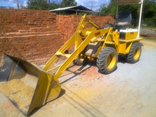 ขายด่วน TCM รถตักล้อยางเอวอ่อน สภาพดีสภาพสวยพร้อมใช้งานได้เลยครับ เครื่องยนต์เป็นแบบ 3 สูบ ช่วงล่างยางสภาพดี 70\% เอกสารสัญญาซื้อขายครบครับ