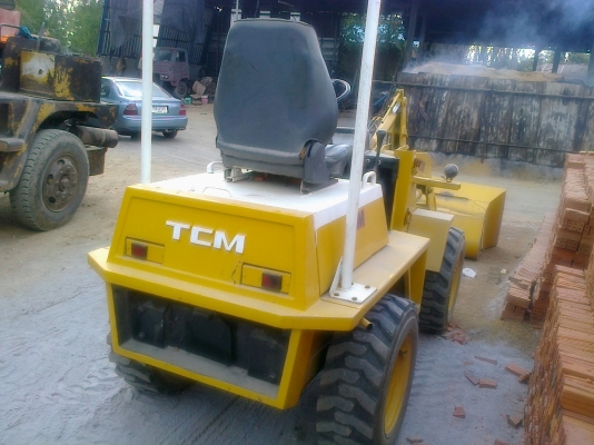 ขายด่วน TCM รถตักล้อยางเอวอ่อน สภาพดีสภาพสวยพร้อมใช้งานได้เลยครับ เครื่องยนต์เป็นแบบ 3 สูบ ช่วงล่างยางสภาพดี 70\% เอกสารสัญญาซื้อขายครบครับ