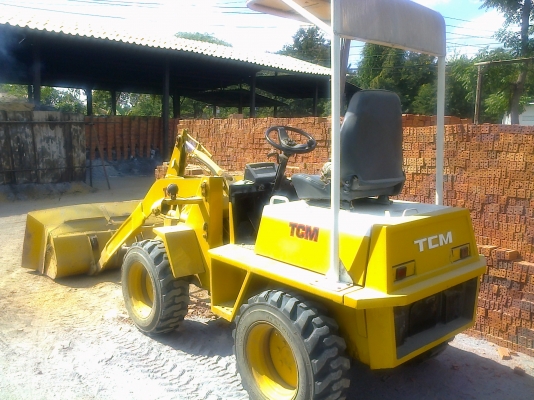 ขายด่วน TCM รถตักล้อยางเอวอ่อน สภาพดีสภาพสวยพร้อมใช้งานได้เลยครับ เครื่องยนต์เป็นแบบ 3 สูบ ช่วงล่างยางสภาพดี 70\% เอกสารสัญญาซื้อขายครบครับ