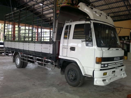 รถอิซูซุ 6 ล้อ รั่ว 175 แรงม้า  สนใจติดต่อ 081-6079515