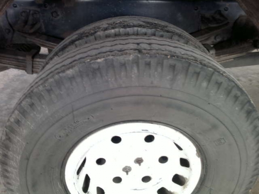 รถอิซูซุ 6 ล้อ รั่ว 175 แรงม้า  สนใจติดต่อ 081-6079515