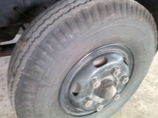 รถอิซูซุ 6 ล้อ รั่ว 175 แรงม้า  สนใจติดต่อ 081-6079515