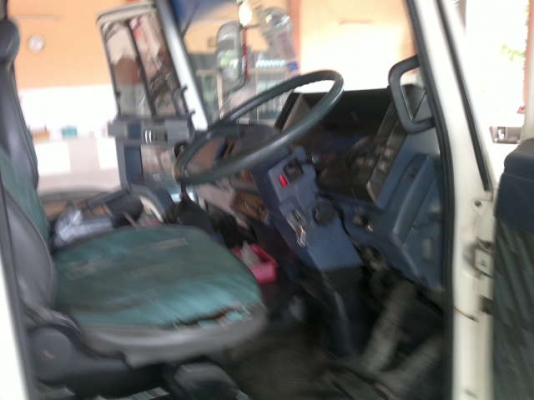 รถอิซูซุ 6 ล้อ รั่ว 175 แรงม้า  สนใจติดต่อ 081-6079515