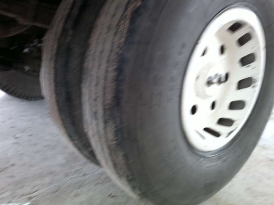 รถอิซูซุ 6 ล้อ รั่ว 175 แรงม้า  สนใจติดต่อ 081-6079515