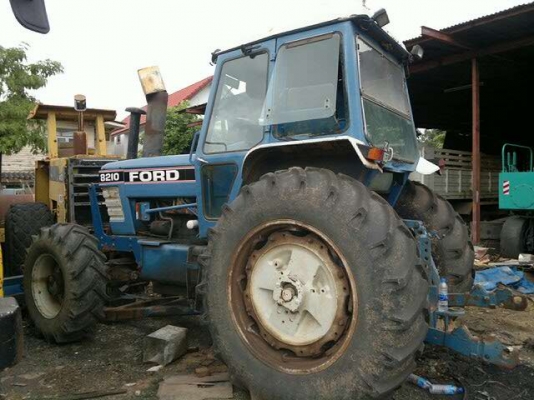 ขายรถไถฟอร์ด 8210 มีฐานครบพร้อมทำงาน เอกสารซื้อขาย ราคา 550,000บาท