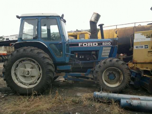 ขายรถไถฟอร์ด 8210 เอกสารเล่มทะเบียน รถสภาพสวย ราคา 600,000 บาท