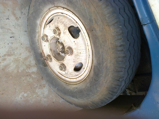 ISUZU ELF TL เครื่อง 100 ฝาขาว หกล้อช่วงสั้นสภาพดีพร้อมใช้งานได้เลย เครื่องแห้งแรงดีมากไม่มีเยิ้ม ภายในสวยครบหัวเก๋งภายในไม่ผุ กระบะเหล็กยาว 3.20 เมตร ช่วงล่างคัชซีสวยไม่ผุ เอกสารเล่มทะเบียนครบพร้อมโอนครับ