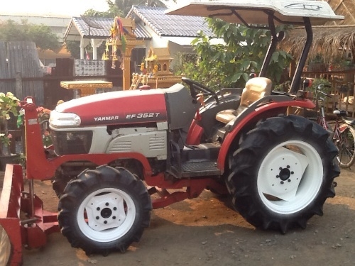 ยันร์ม่า EF 352 T 4 WD ใบมีดดันหน้า ทำงาน 1049 ชั่วโมง