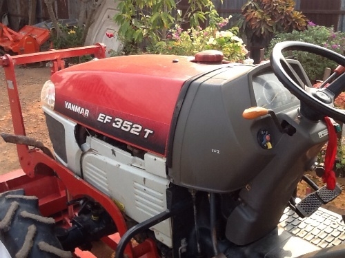 ยันร์ม่า EF 352 T 4 WD ใบมีดดันหน้า ทำงาน 1049 ชั่วโมง