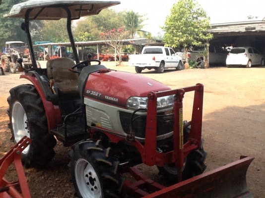 ยันร์ม่า EF 352 T 4 WD ใบมีดดันหน้า ทำงาน 1049 ชั่วโมง