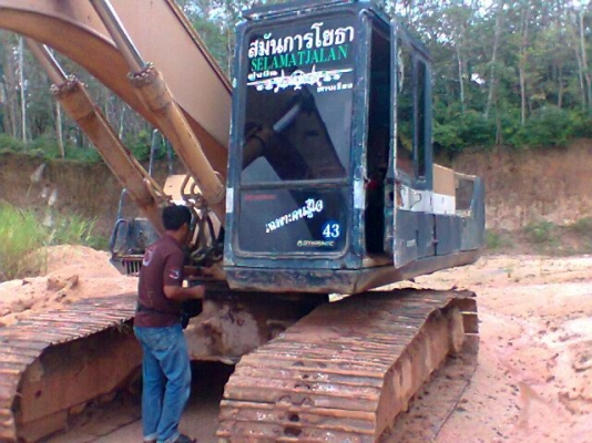 2คัน 900000บ. แบคโฮ PC200-3และSK200-2 รถใช้งานอยู่ทั้งสองคัน รถสภาพยังดี