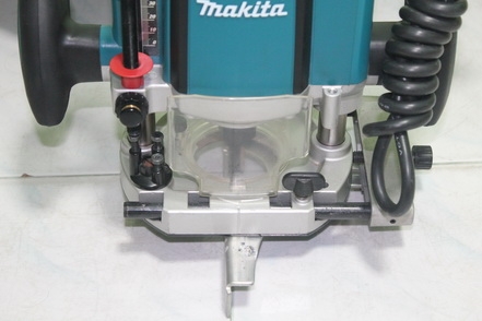 เครื่องเซาะร่องไม้(Router) 1/2 นิ้ว Makita รุ่น RP1800 (1,800w.)เกิน95เปอร์เซนต์ครับ เครื่องเซาะร่องไม้(Router) 1/2 นิ้ว Makita รุ่น RP1800 (1,800w.)เกิน95เปอร์เซนต์ครับ
