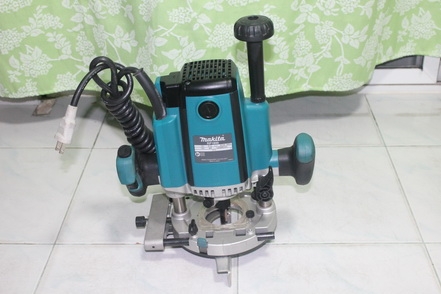 เครื่องเซาะร่องไม้(Router) 1/2 นิ้ว Makita รุ่น RP1800 (1,800w.)เกิน95เปอร์เซนต์ครับ เครื่องเซาะร่องไม้(Router) 1/2 นิ้ว Makita รุ่น RP1800 (1,800w.)เกิน95เปอร์เซนต์ครับ