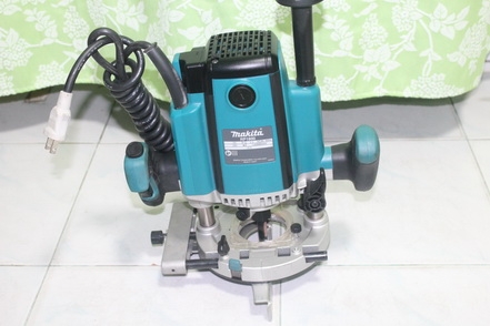 เครื่องเซาะร่องไม้(Router) 1/2 นิ้ว Makita รุ่น RP1800 (1,800w.)เกิน95เปอร์เซนต์ครับ เครื่องเซาะร่องไม้(Router) 1/2 นิ้ว Makita รุ่น RP1800 (1,800w.)เกิน95เปอร์เซนต์ครับ
