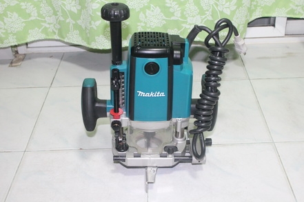 เครื่องเซาะร่องไม้(Router) 1/2 นิ้ว Makita รุ่น RP1800 (1,800w.)เกิน95เปอร์เซนต์ครับ