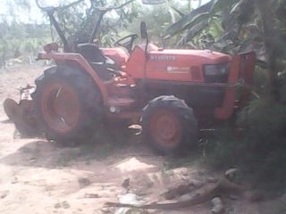 KUBOTA L3408 - 2 เพลา หลังคาสีส้ม อุปกรณ์ครบพร้อม มีโรตารี่ มีใบดันหน้า ผานพรวนดิน 6 ชั่วโมงทำงาน 3,256 ชม. เครื่องแรงดีพร้อมใช้งาน ช่วงล่างแน่นยางสภาพดีหน้าหลังประมาณ 60\% เอกสารเล่มทะเบียนครบพร้อมโอน ราคาต่อรองได้ครับ