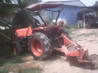 KUBOTA L3408 - 2 เพลา หลังคาสีส้ม อุปกรณ์ครบพร้อม มีโรตารี่ มีใบดันหน้า ผานพรวนดิน 6 ชั่วโมงทำงาน 3,256 ชม. เครื่องแรงดีพร้อมใช้งาน ช่วงล่างแน่นยางสภาพดีหน้าหลังประมาณ 60\% เอกสารเล่มทะเบียนครบพร้อมโอน ราคาต่อรองได้ครับ KUBOTA L3408 - 2 เพลา หลังคาสีส้ม อุปกรณ์ครบพร้อม มีโรตารี่ มีใบดันหน้า ผานพรวนดิน 6 ชั่วโมงทำงาน 3,256 ชม. เครื่องแรงดีพร้อมใช้งาน ช่วงล่างแน่นยางสภาพดีหน้าหลังประมาณ 60\% เอกสารเล่มทะเบียนครบพร้อมโอน ราคาต่อรองได้ครับ