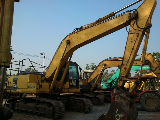 KOMUTSU PC 200