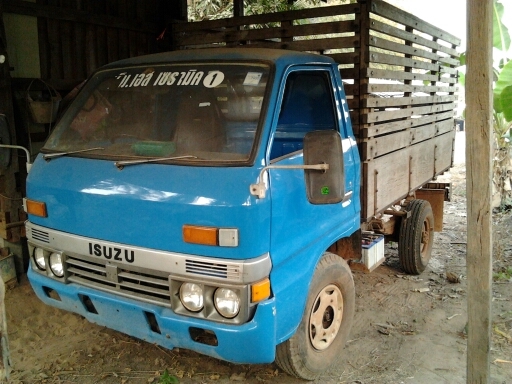 ISUZU ELF 74 HP รถบรรทุก 4 ล้อกลาง กระบคอกไม้สภาพดีไม่มีผุกร่อนพร้อมบรรทุกได้เลย เครื่องแรงดี หัวเก๋งบางเดิมไม่ผุภายในครบ ช่วงล่างคัชซีไม่ผุ ยางสภาพดี 60\% พร้อมบรรทุกพร้อมใช้งาน เอกสารเล่มทะเบียนครบพร้อมโอน ราคาต่อรองได้ครับ