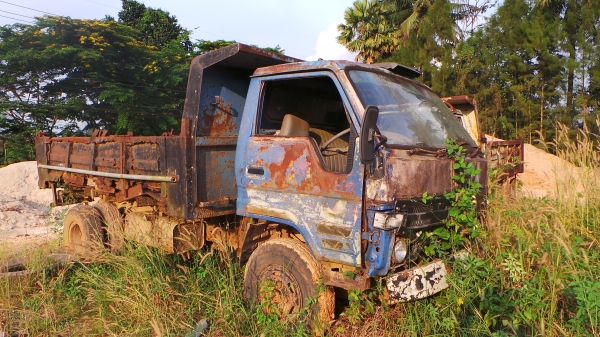 TOYOTA  หัวเดิม เครื่องเดิม  ไม่มีเล่มทะเบียน จอดมาสี่ปีค่ะ