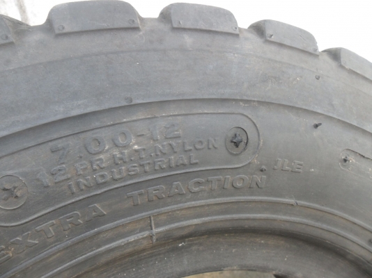 ยาง 7.00 - 12 สวยๆ