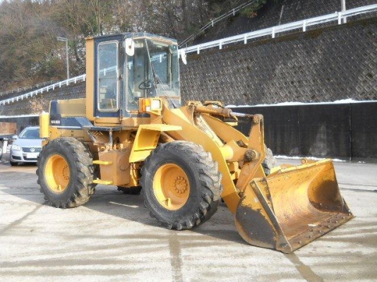 รถตักล้อยาง WA100-1 มีตู้เก๋งจากนอก  ยังไม่เคยใช้งานในไทย โทร.081-373-0559