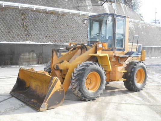 รถตักล้อยาง WA100-1 มีตู้เก๋งจากนอก  ยังไม่เคยใช้งานในไทย โทร.081-373-0559