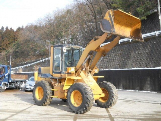 รถตักล้อยาง WA100-1 มีตู้เก๋งจากนอก  ยังไม่เคยใช้งานในไทย โทร.081-373-0559