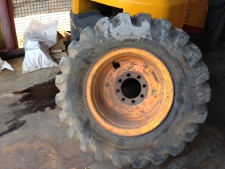 ขายยางพร้อมกะทะล้อ KOMATSU 507ขนาด42*17-20. BRIDGESTONE&rlm; สภาพดี สนใจติดต่อ คุณรัตนศักดิ์ โทร.081-7621704
