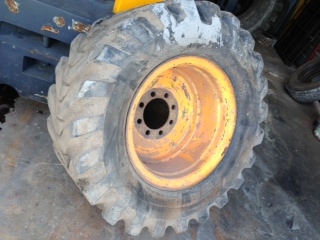 ขายยางพร้อมกะทะล้อ KOMATSU 507ขนาด42*17-20. BRIDGESTONE&rlm; สภาพดี สนใจติดต่อ คุณรัตนศักดิ์ โทร.081-7621704