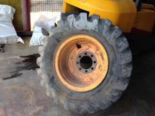 ขายยางพร้อมกะทะล้อ KOMATSU 507ขนาด42*17-20. BRIDGESTONE&rlm; สภาพดี สนใจติดต่อ คุณรัตนศักดิ์ โทร.081-7621704