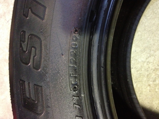 ......ขายยางรถยนต์ 265/65R17 และ255/70R15 บริสโตน 4เส้นปี 09 ดอกยางสวย............