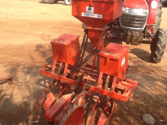 เครื่องหยอดข้าวโพด..ต่อพ่วงรถแทรกเตอร์ สภาพ 80 เปอร์เซ็น ..เดิมๆงามๆครับ