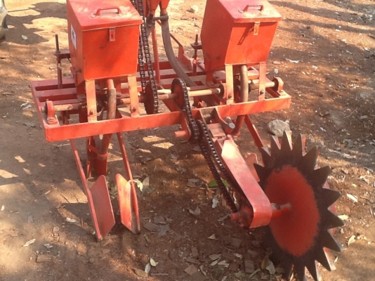 เครื่องหยอดข้าวโพด..ต่อพ่วงรถแทรกเตอร์ สภาพ 80 เปอร์เซ็น ..เดิมๆงามๆครับ