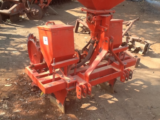 เครื่องหยอดข้าวโพด..ต่อพ่วงรถแทรกเตอร์ สภาพ 80 เปอร์เซ็น ..เดิมๆงามๆครับ