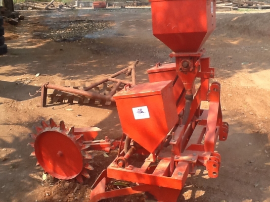 เครื่องหยอดข้าวโพด..ต่อพ่วงรถแทรกเตอร์ สภาพ 80 เปอร์เซ็น ..เดิมๆงามๆครับ