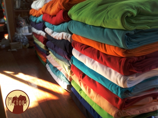 โรงงานผลิตเสื้อ เสื้อโปโล Polo Shirt ผ้า Cotton 100 \% รับสกีนเสื้อ รับพิมพ์เสื้อ มีกำลังการผลิต 1500 ตัว ต่อวัน