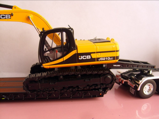 CAT CT660 Daycab with Trail-King Lowboy Trailer