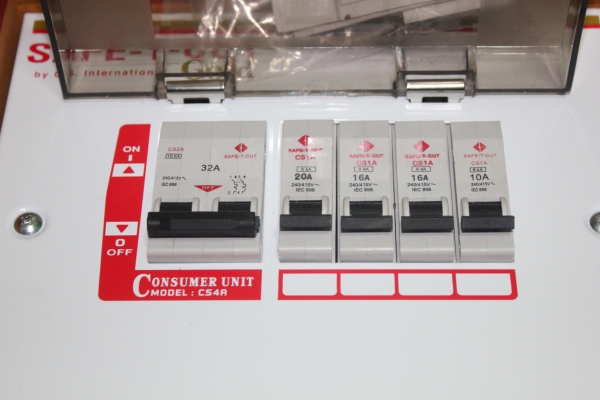 ตู้consumer unit ยี่ห้อ เซฟทีคัท 4 way 1เมน พร้อม4ลูกย่อยครับ