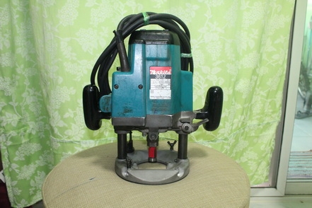 เครื่องเซาะร่องไม้(Router) 1/2 นิ้ว Makita รุ่น 3612 (1,650w.)