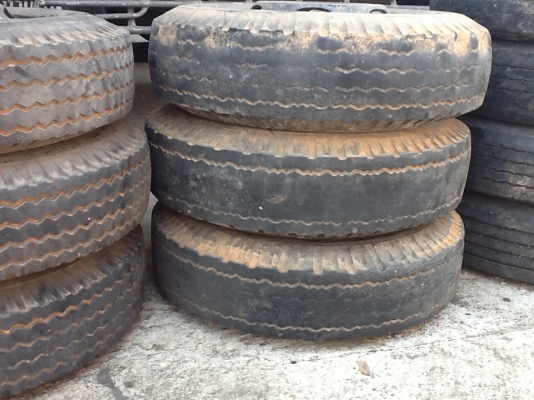 ขายยางรถหกล้อ750/:16. พร้อมกะทะยางในผ้าพันคออุปกรครบไม่มีแผลเลย