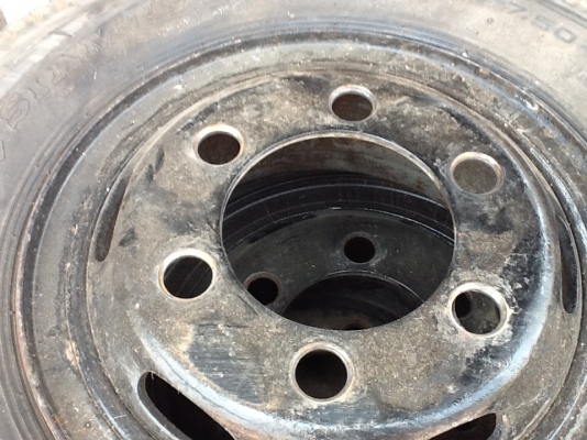 ขายยางรถหกล้อ750/:16. พร้อมกะทะยางในผ้าพันคออุปกรครบไม่มีแผลเลย