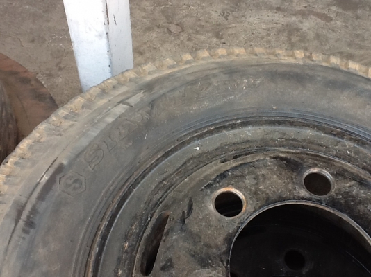 ขายยางรถหกล้อ750/:16. พร้อมกะทะยางในผ้าพันคออุปกรครบไม่มีแผลเลย