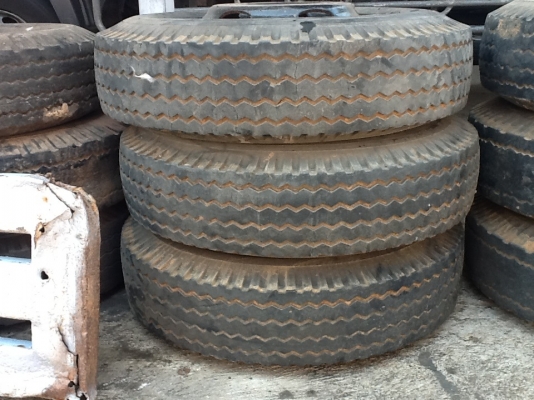 ขายยางรถหกล้อ750/:16. พร้อมกะทะยางในผ้าพันคออุปกรครบไม่มีแผลเลย