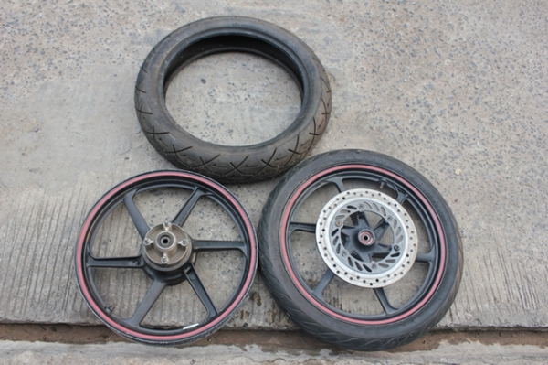 ขายแม็คcbr150 หน้าหลังพร้อมยาง 2200 โทร  0883745640  คับ