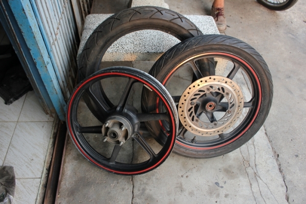 ขายแม็คcbr150 หน้าหลังพร้อมยาง 2200 โทร  0883745640  คับ