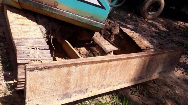 ขายเหมารวม 3 รายการ 1.KOMATSU PC50UU 2.รถบรรทุก 6 ล้อดัมพ์ ISUZU NPR 115 3.หางสาลี่ 4 ล้อ ราคา 450000