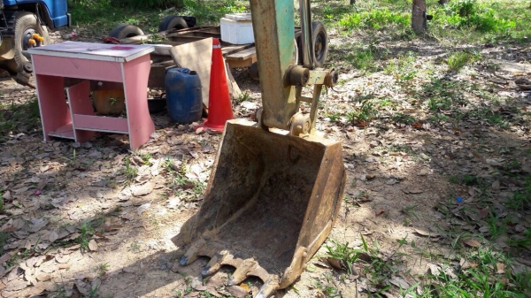 ขายเหมารวม 3 รายการ 1.KOMATSU PC50UU 2.รถบรรทุก 6 ล้อดัมพ์ ISUZU NPR 115 3.หางสาลี่ 4 ล้อ ราคา 450000