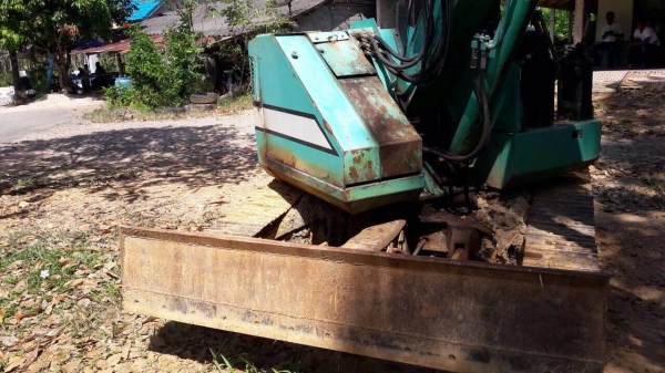 ขายเหมารวม 3 รายการ 1.KOMATSU PC50UU 2.รถบรรทุก 6 ล้อดัมพ์ ISUZU NPR 115 3.หางสาลี่ 4 ล้อ ราคา 450000